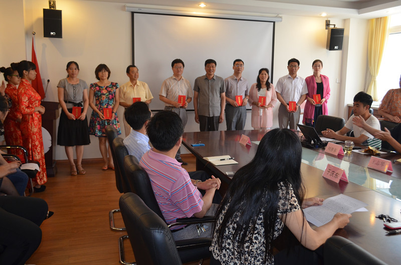 李福华院长为葵司
优秀党务工作者颁发奖状_副本.jpg